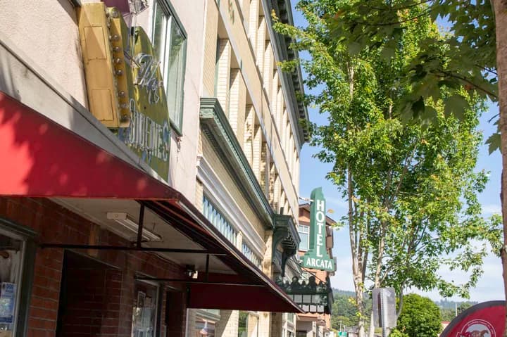 Hotel Arcata protests Sidelines liquor license renewal in Arcata