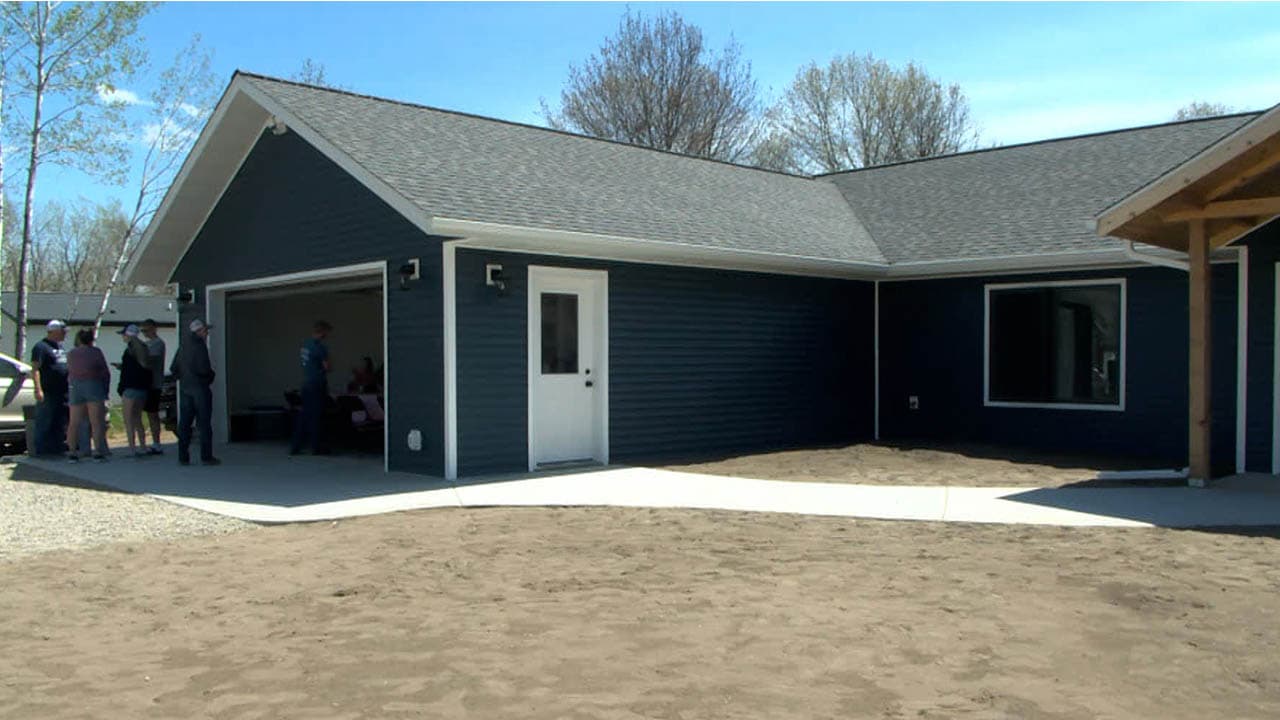 Bemidji High construction students build sold 4-bedroom home for local family