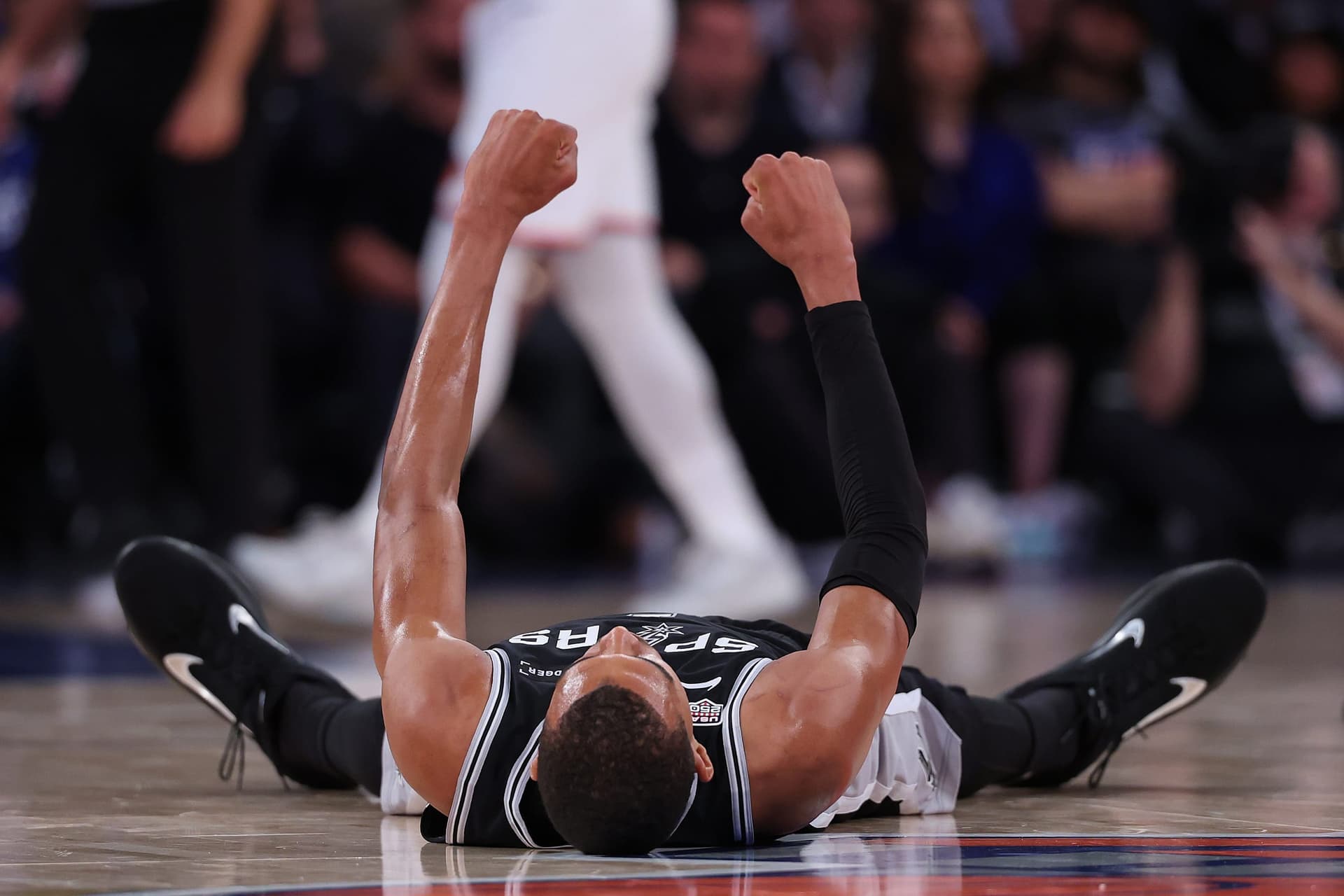 Spurs outlast Knicks in Game 3, end playoff streak at MSG