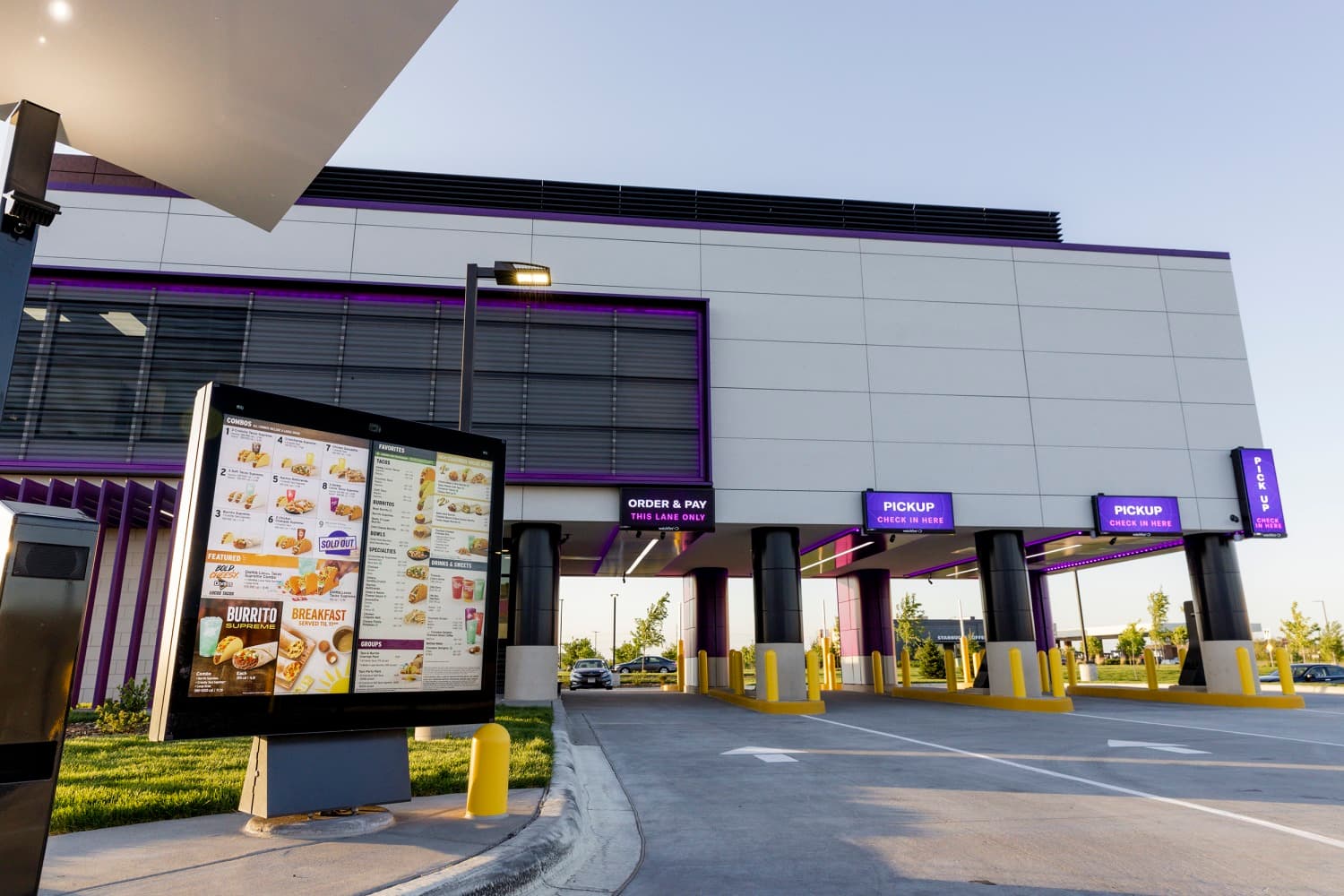 Taco Bell workers face rising menu chaos as rivals flood promotions
