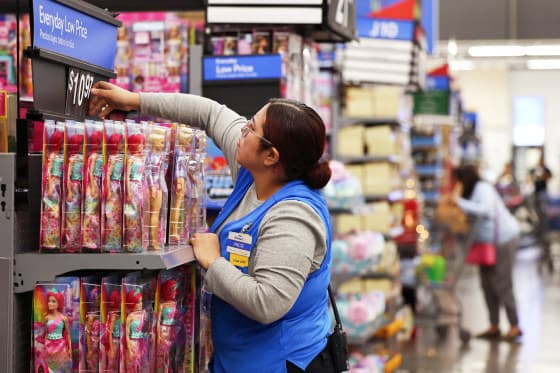 Walmart Workers Report Tight Holiday Schedules, Staffing Strain