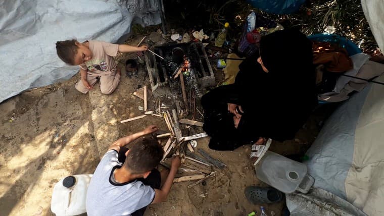 Mother Battles Winter Weather to Shield Six Children from Harsh Cold