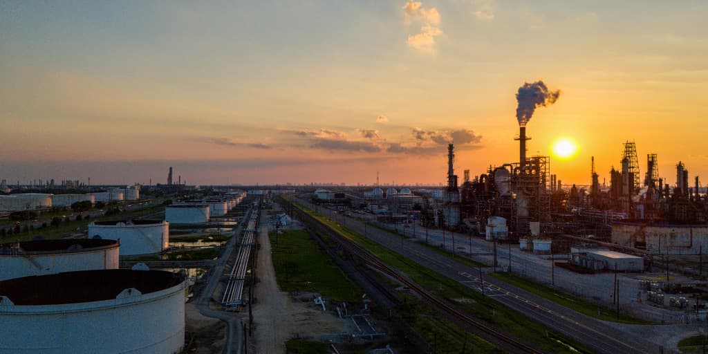 Justice Department Probes $7 Billion Oil Trades Before Iran Policy Moves
