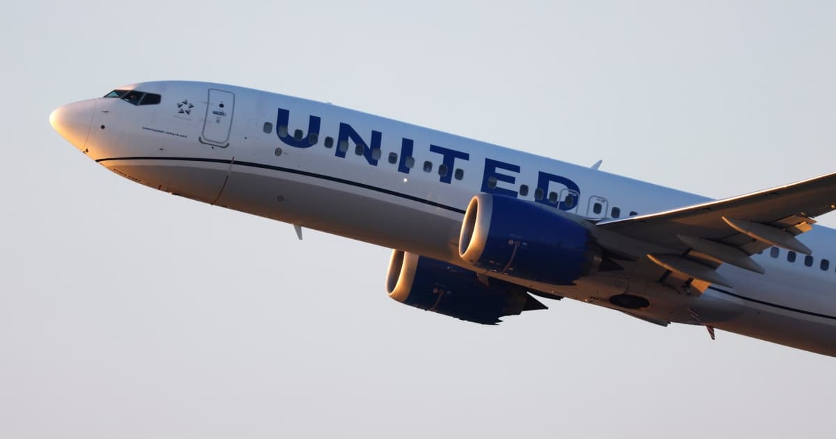Man arrested after allegedly sneaking onto United flight with fake pass