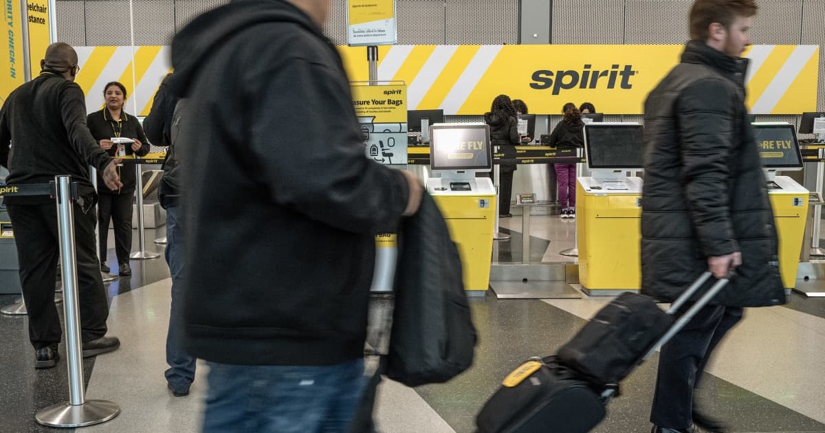 Spirit Airlines shuts down overnight, strands passengers at Fort Lauderdale airport