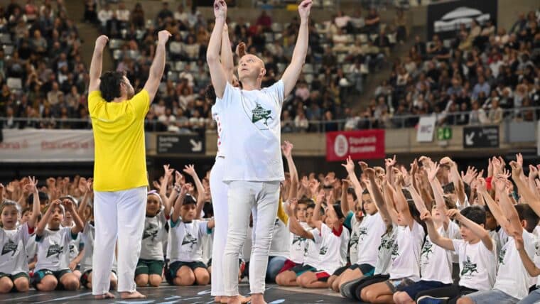 Barcelona schoolchildren dance for Tour de France Grand Départ celebration