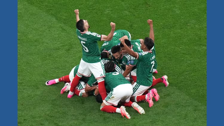 Mexico beats Ecuador to reach World Cup round of 16