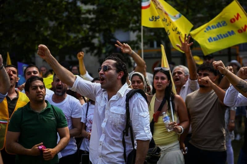 Paris police arrest 20 at banned Iran protest rally