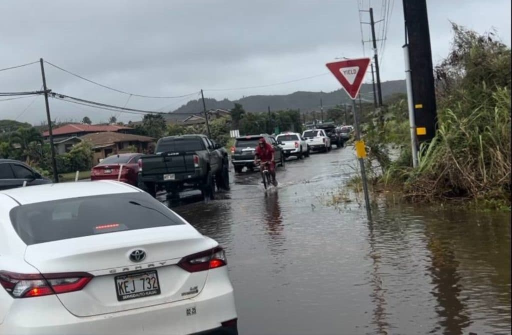 High tides and large surf prompted coastal flood warnings in Kauaʻi