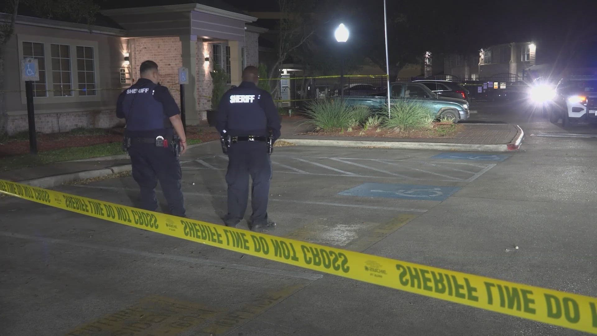 Man found shot to death in northwest Harris County convenience store lot