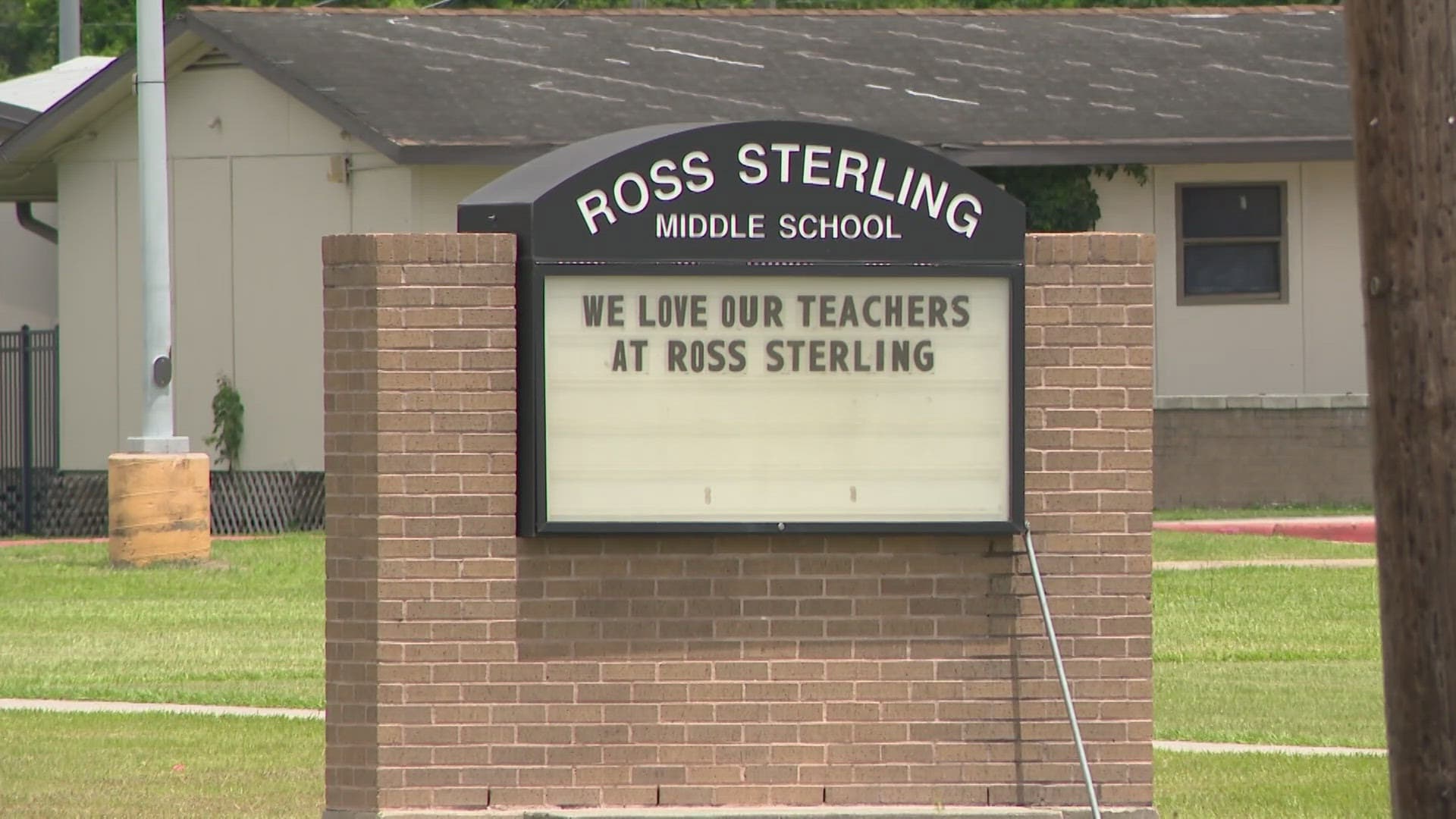 Parents question delayed alert after gun incident at Humble middle school
