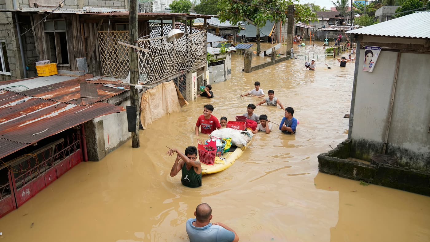Typhoon Slams Philippines, Fraying Relief Efforts After Quake