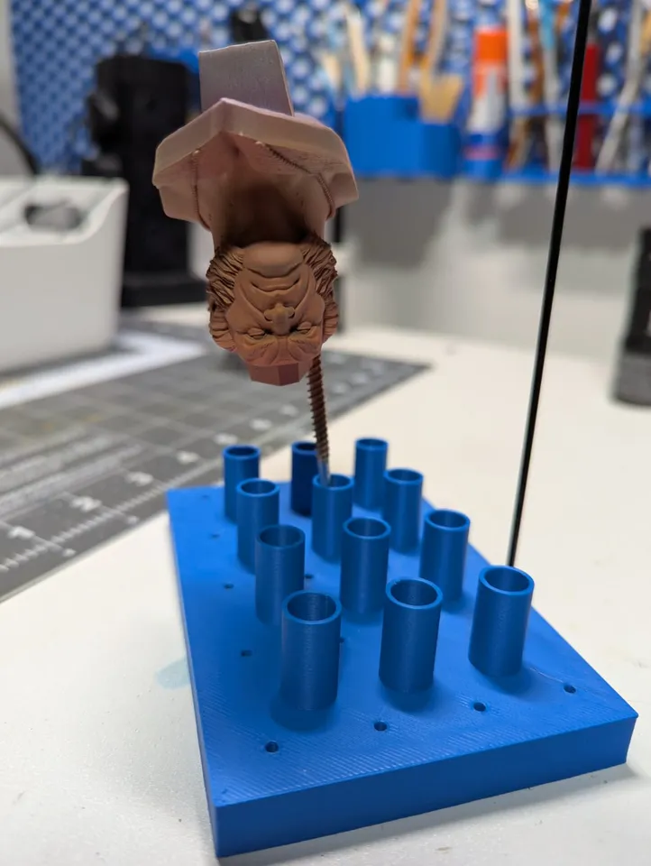 Thingiverse drying tray helps miniature painters move wet parts safely