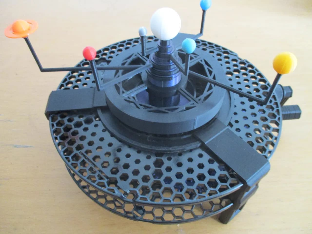 Spool-powered orrery turns Prusament waste into a mechanical solar system