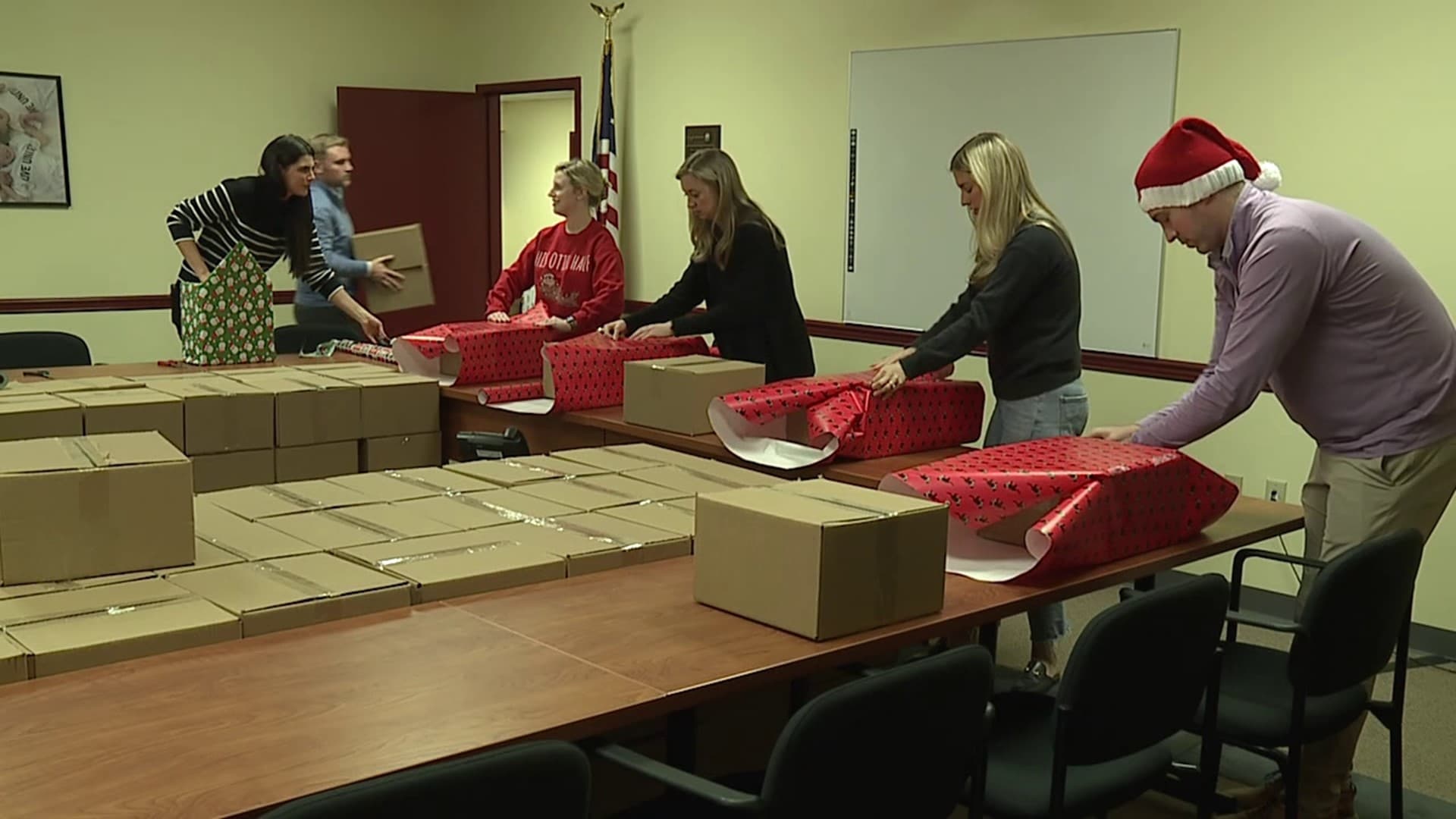 Miyamura Students Offer Free Gift Wrapping, Community Support