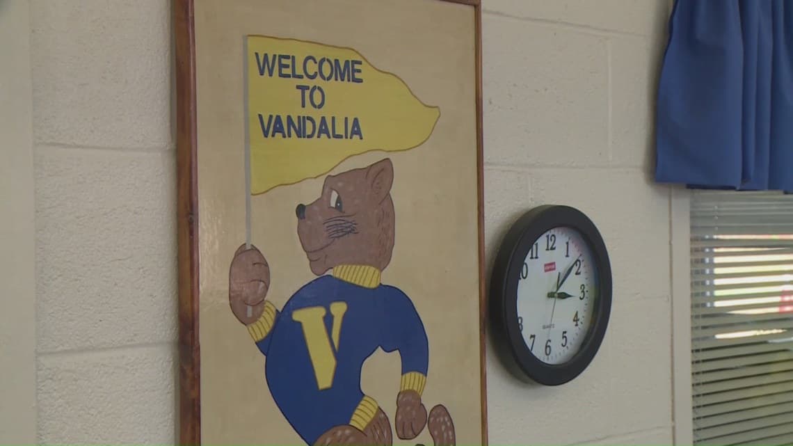 Vandalia Elementary reunion marks end of an era before closure