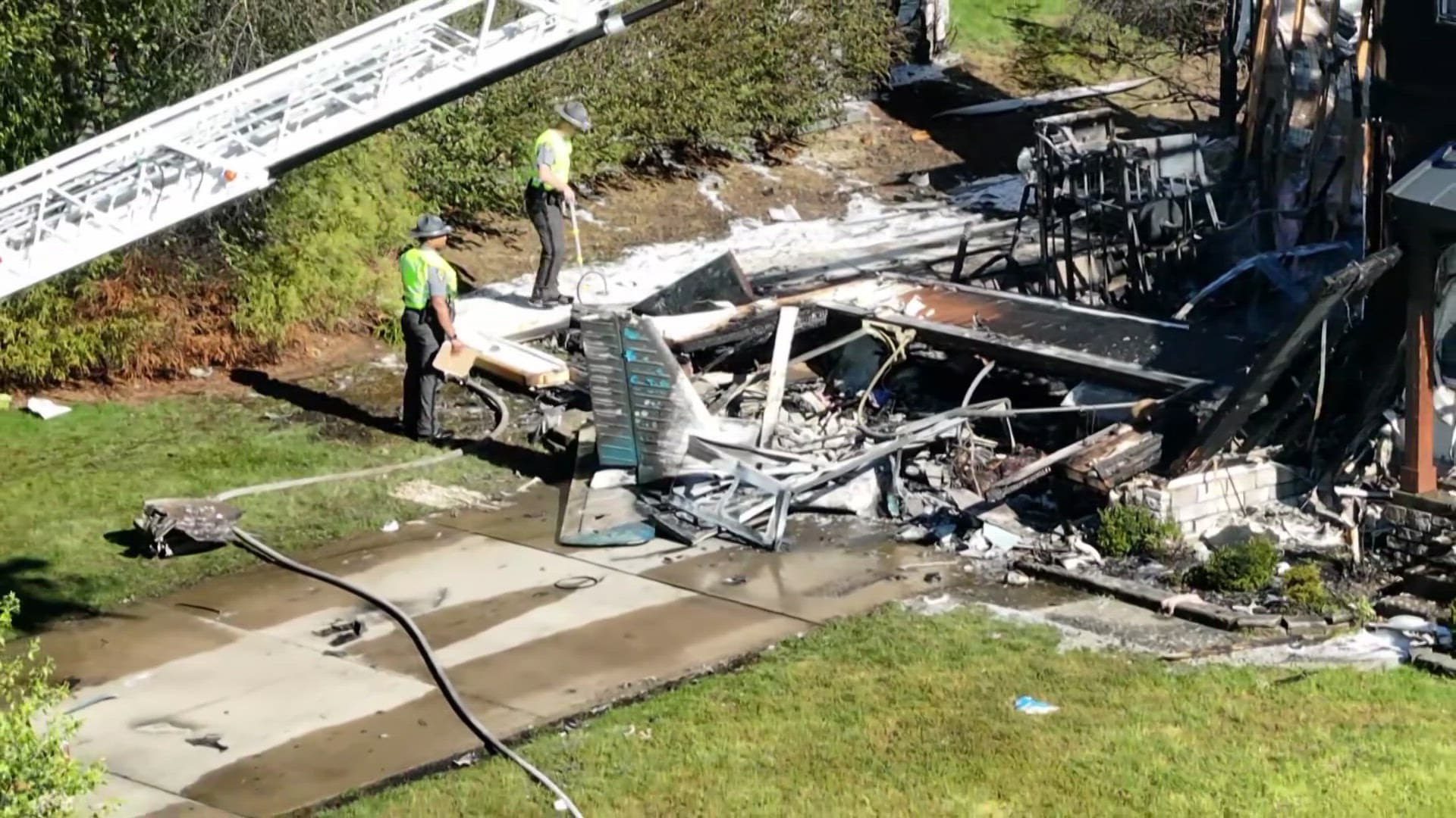 2 dead after small plane crashes into Akron house, residents evacuated