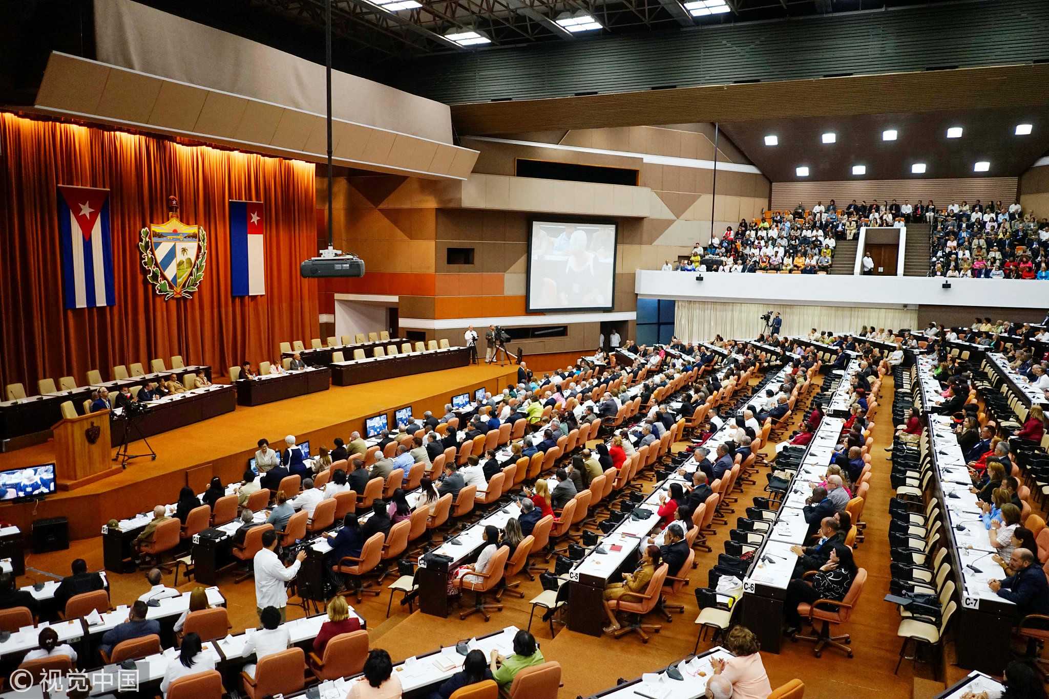 Cuba approves sweeping reforms, opens banking and foreign exchange markets
