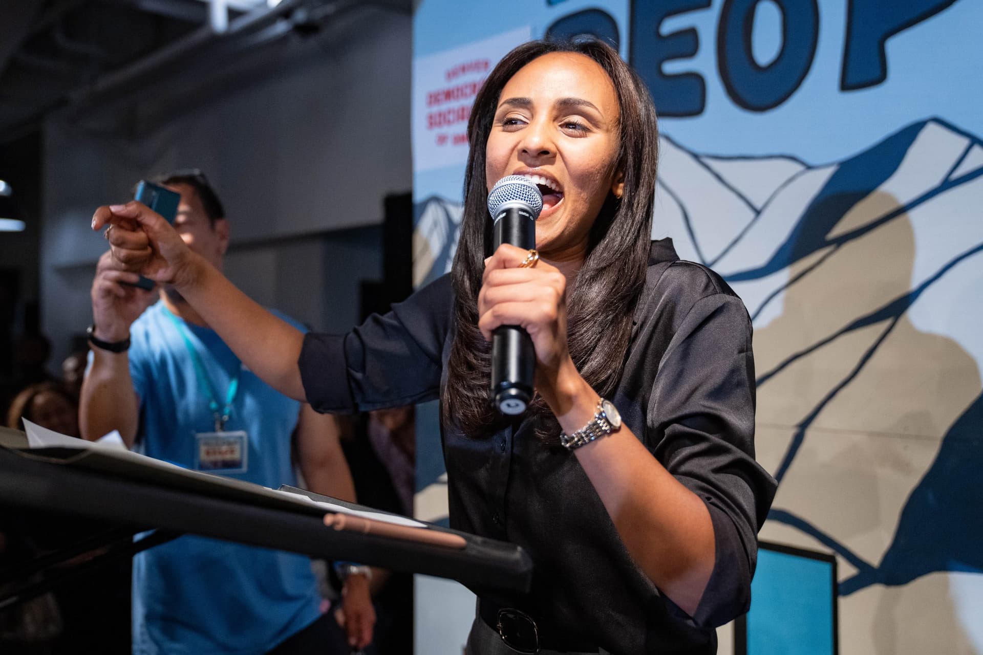 Democrats embrace outsider candidates as midterms fuel party frustration
