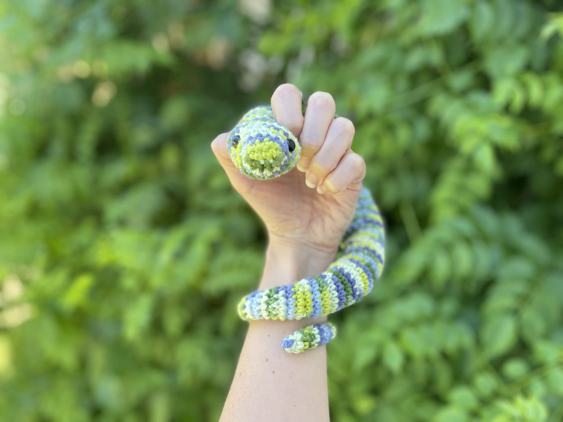 Easy snake crochet pattern offers beginner-friendly amigurumi with video guide