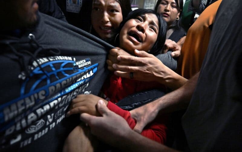Carol Guzy wins World Press Photo for ICE family separation image