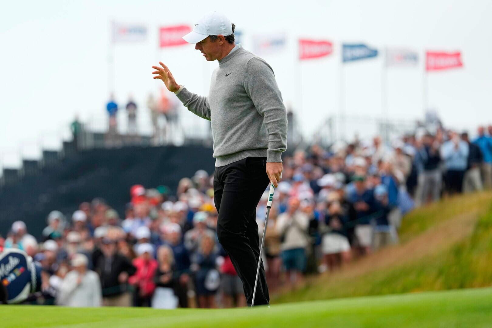 Rory McIlroy stays in U.S. Open contention on windy Shinnecock day