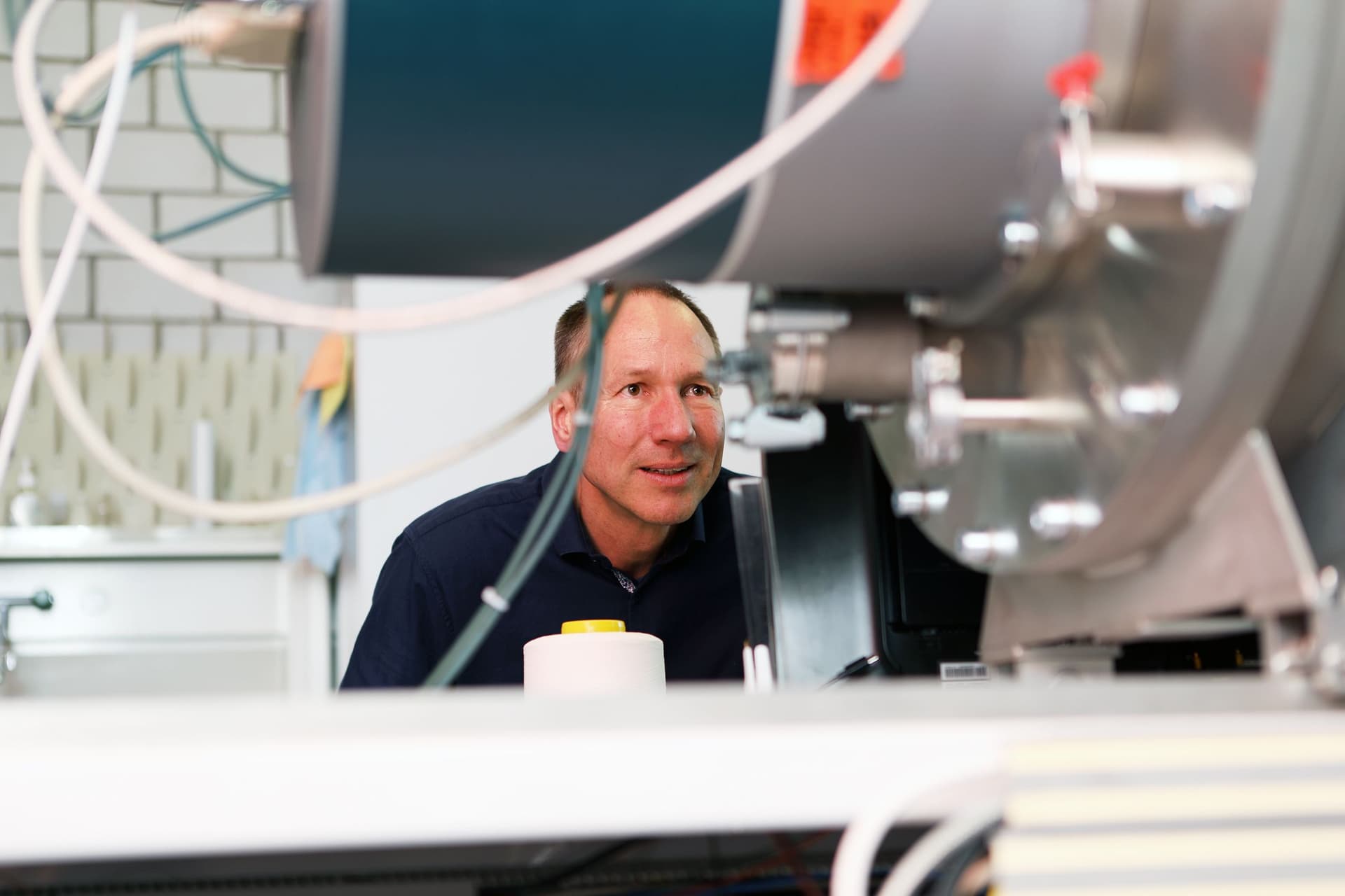 Empa tests PFAS-free plasma coatings for water-repellent textiles