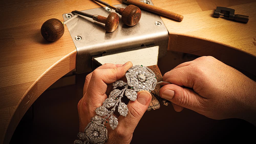 The 2026 Vintage Jewelry Market: What Dealers Are Actually Buying Right Now