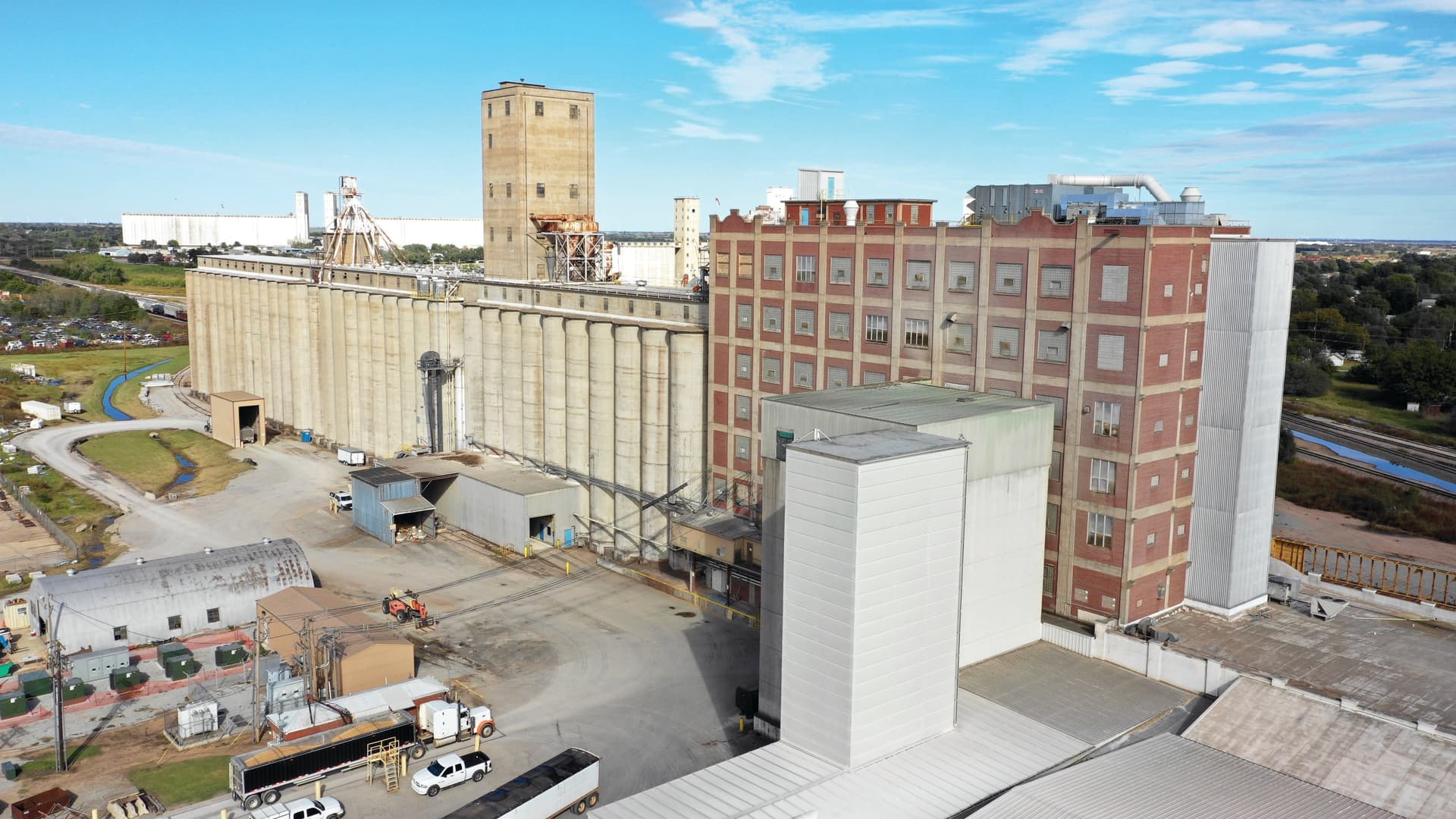 ADM unveils rail expansion at Hooker grain facility