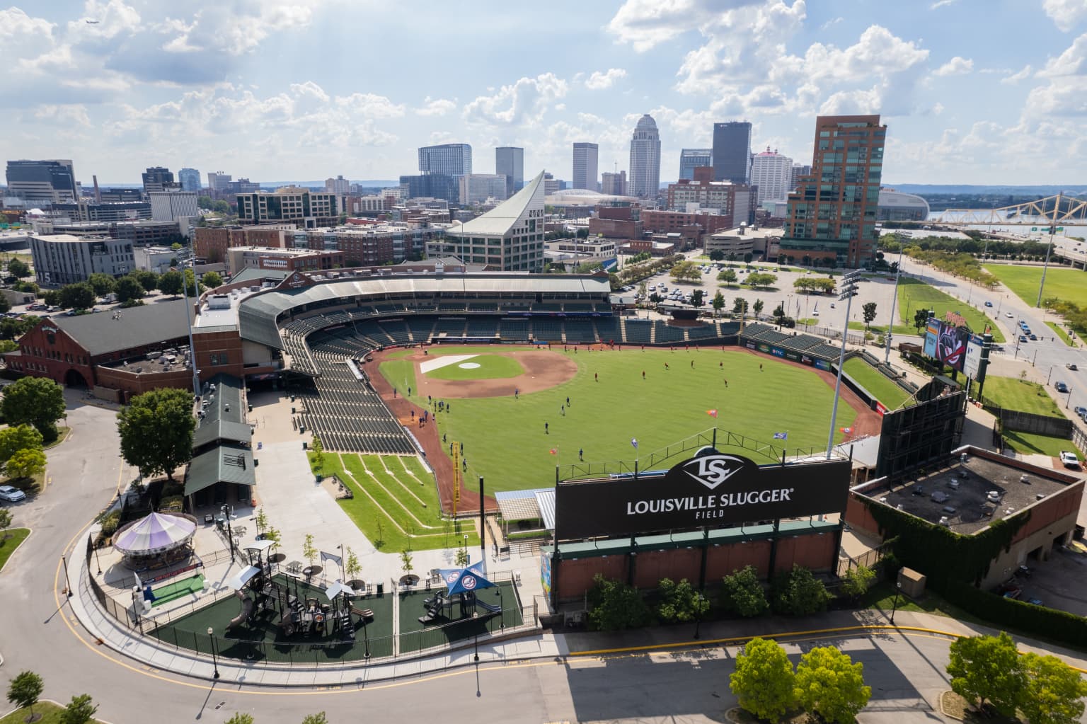Bats outlast Sounds 10-8 behind Arroyo, Rodríguez power surge