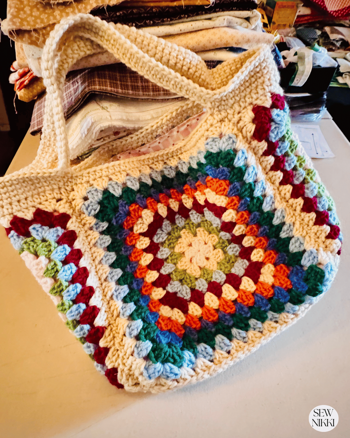 Free granny square shoulder bag pattern blends style and utility