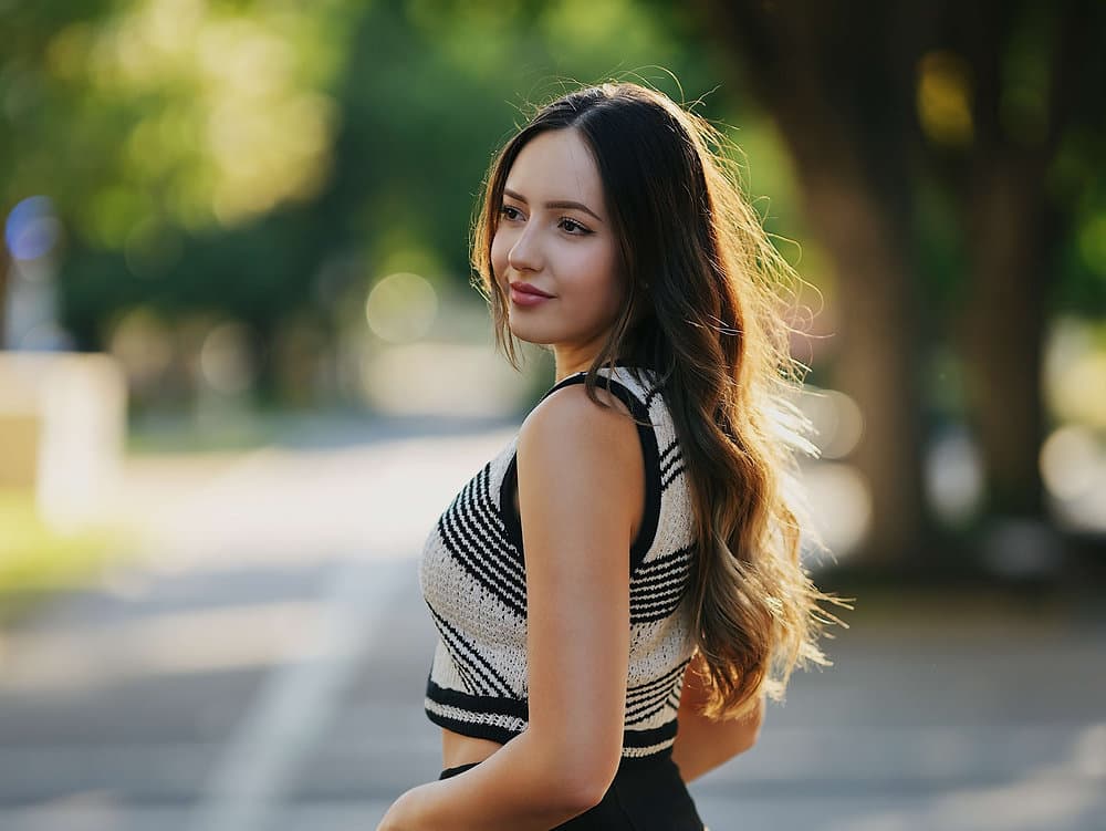 Photographer Prefers 105mm f/1.4 for Executive Portraits in Prime vs Zoom Debate