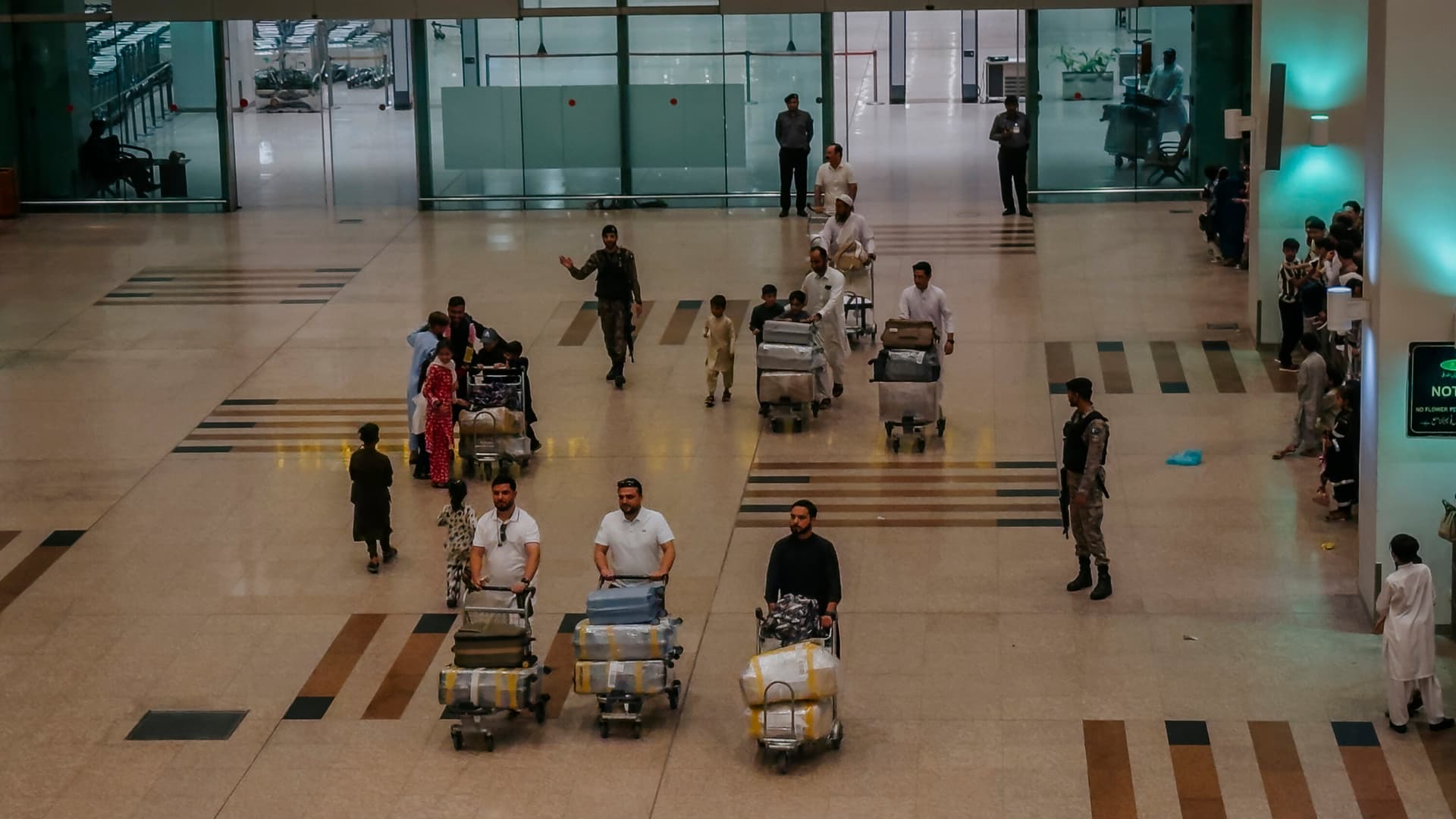Pakistan Shi'ites return home after UAE deportations raise alarm
