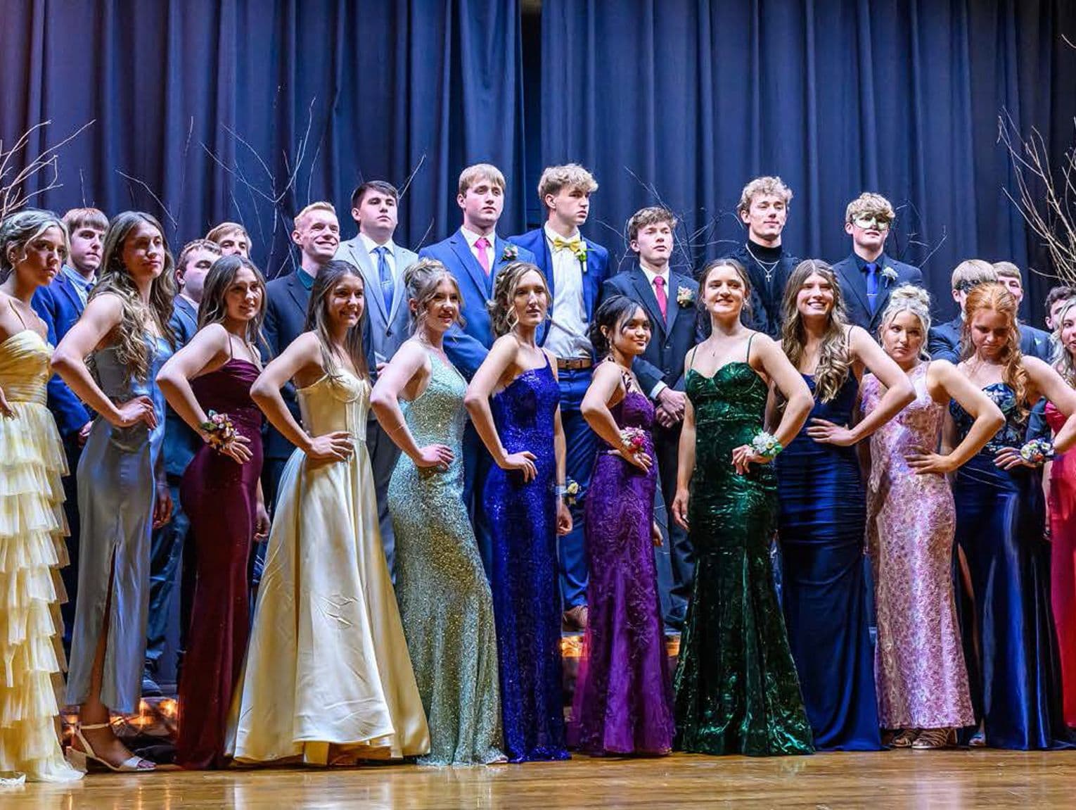 Plano man helps teen tie prom necktie in viral moment