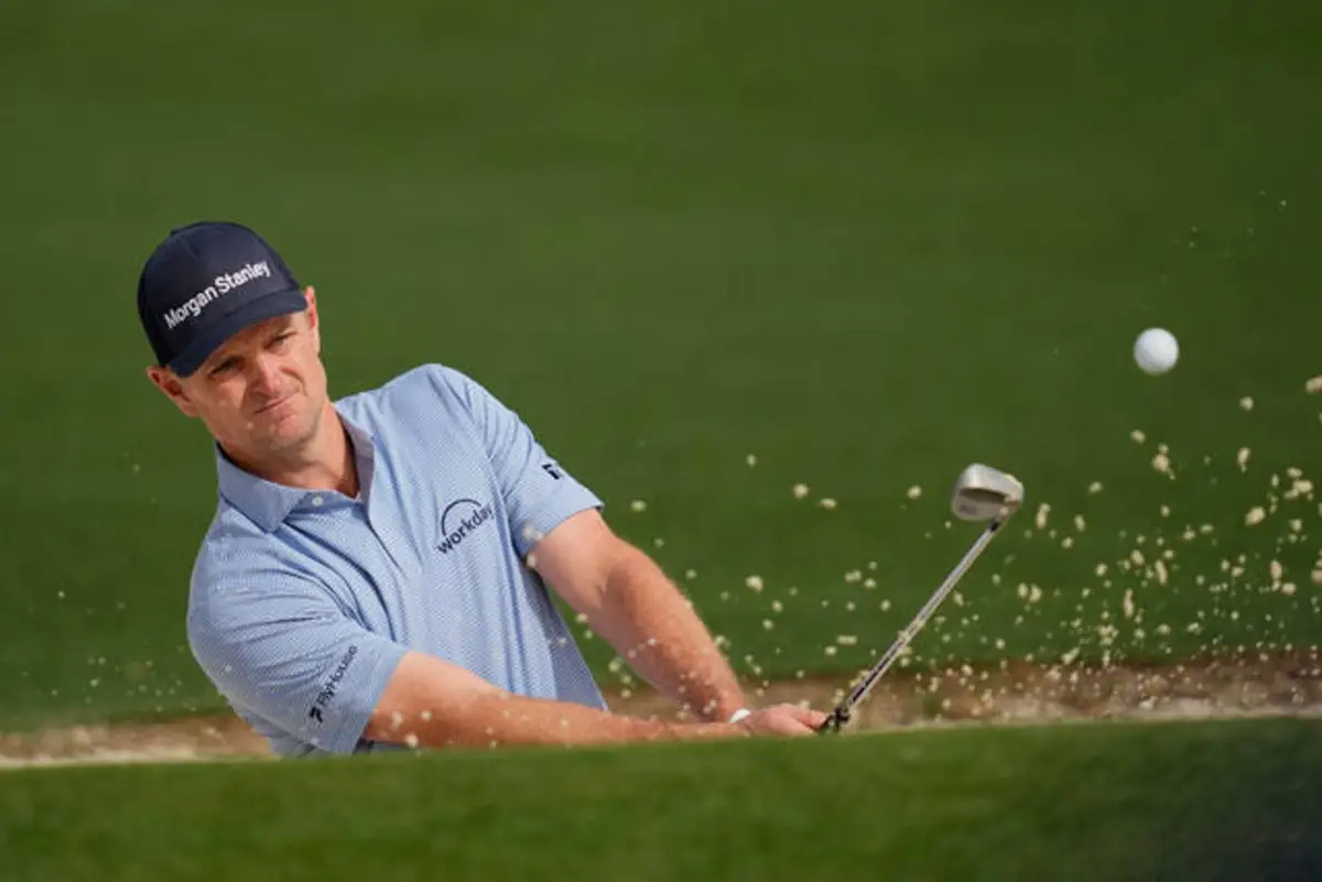 Justin Rose chips in birdie at Augusta, moves within two shots of lead