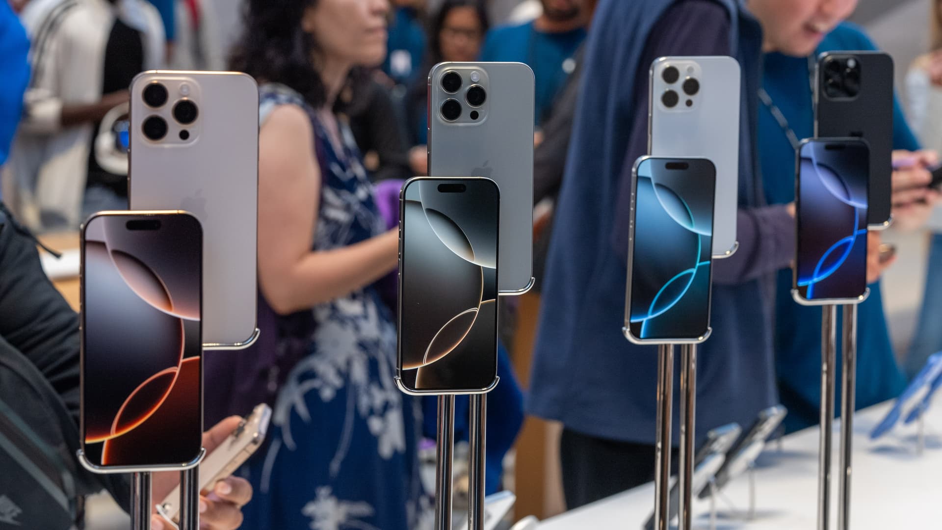 Apple Bets on Hardware Upgrades, Not AI, for New iPhone Line