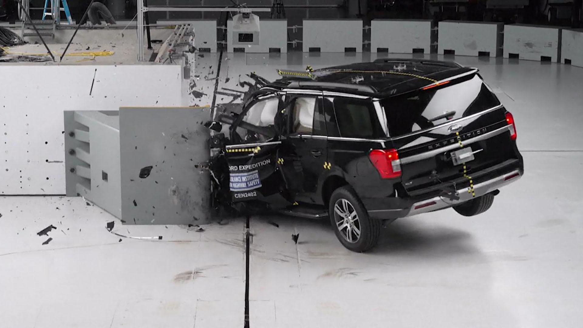 SUV Crash in Pengze Kills Eight, Several Children Among Victims