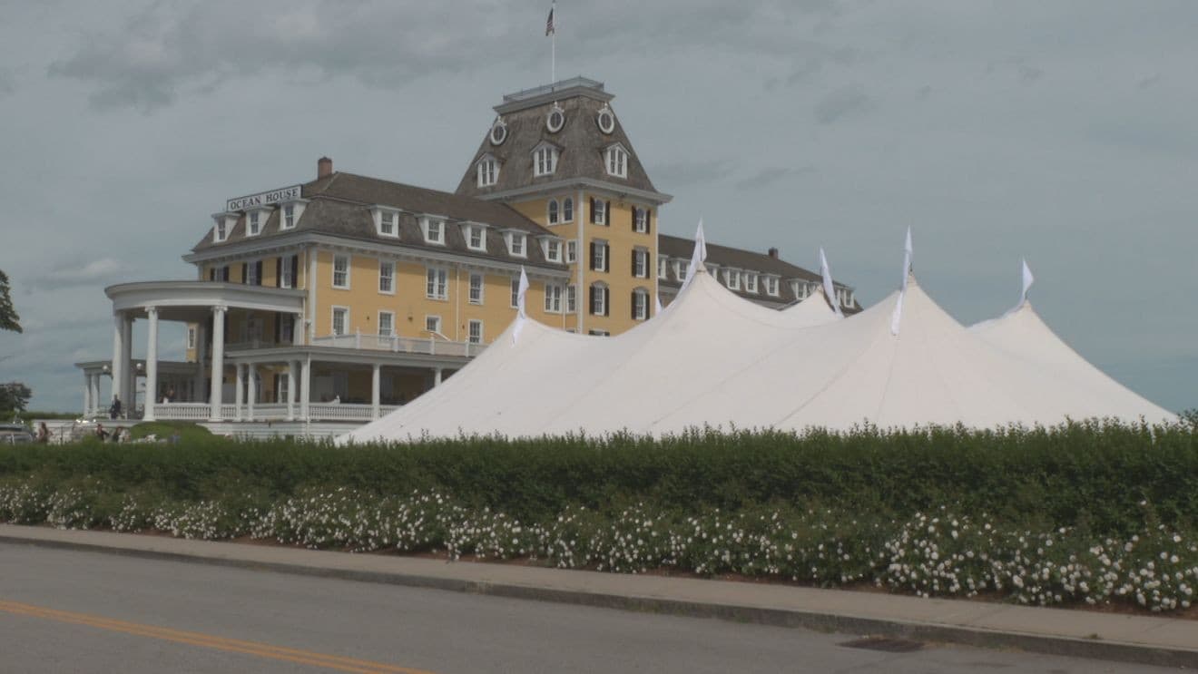 Wedding rumors draw crowds to Taylor Swift’s Rhode Island home