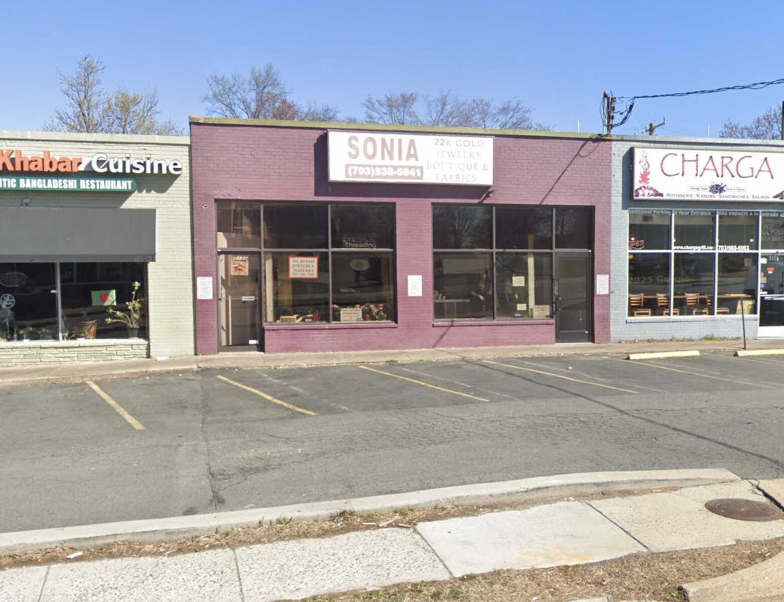 Arlington police investigate armed robbery at Sonia Jewelers gold store