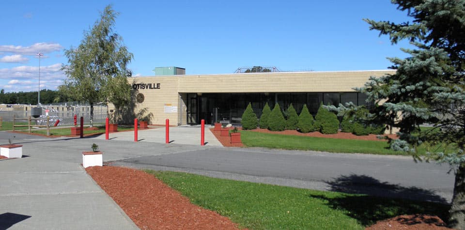 Tzedek delivers first air conditioning units to Otisville prison