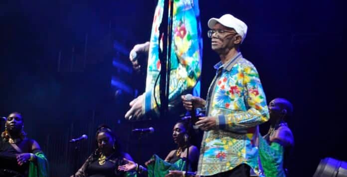 Beres Hammond Turns Injury Into Warm, Laugh-Filled Mother’s Day Celebration