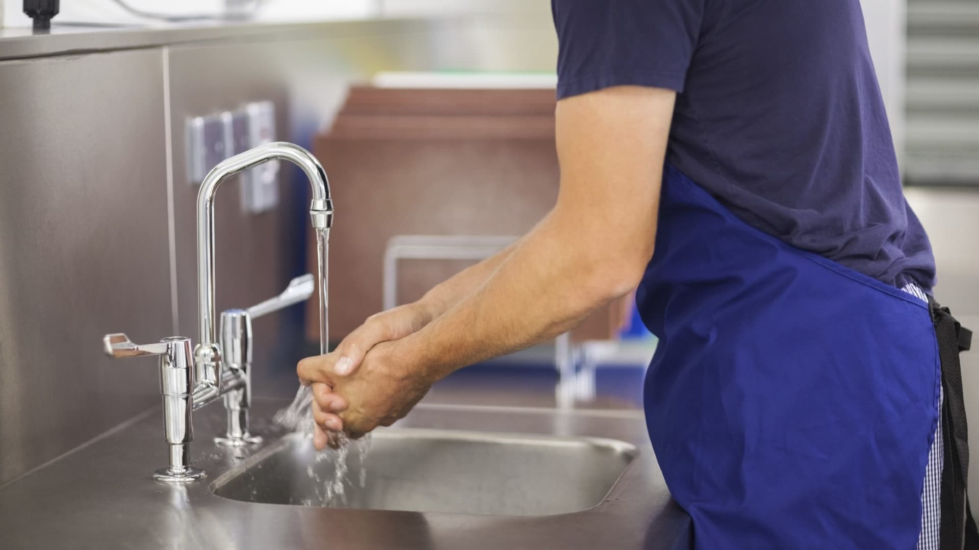 CDC finds handwashing gaps at restaurants, a warning for Chipotle crews