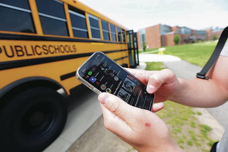 Hawaii Legislature Considers Bills Restricting Keiki Smartphone, Social Media, AI Use