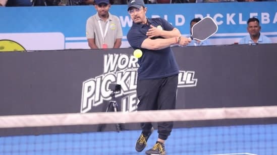 Aamir Khan Slips During WPBL Exhibition Match in Mumbai, Continues Play