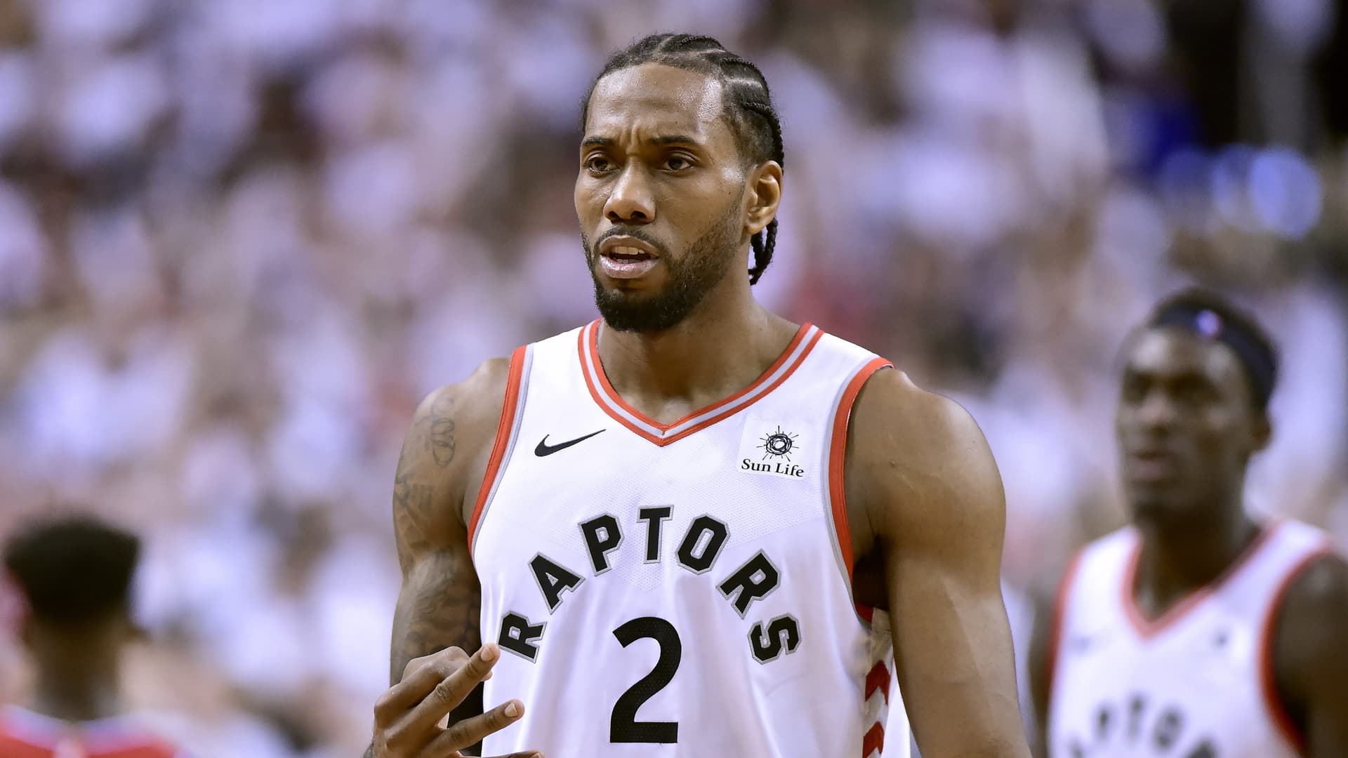 Raptors pause Kawhi Leonard trade amid NBA salary-cap probe