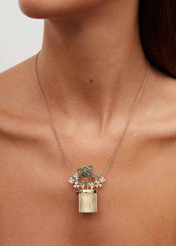 Yvonne Léon turns bouquet giving into a customizable brooch-pendant