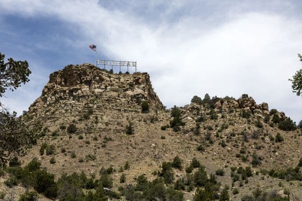 Historic Simpson’s Rest Overlook Attracts Tourists Amid Ongoing Cliff Hazards