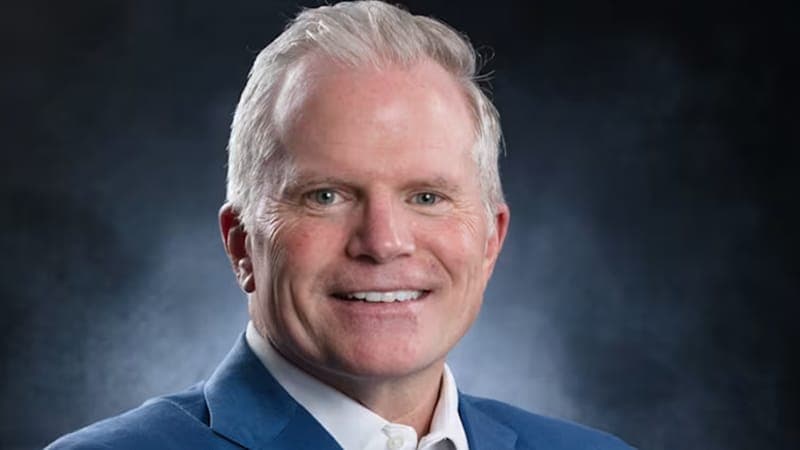 Cox talks tourism, housing shortages with Traverse City retailers and voters