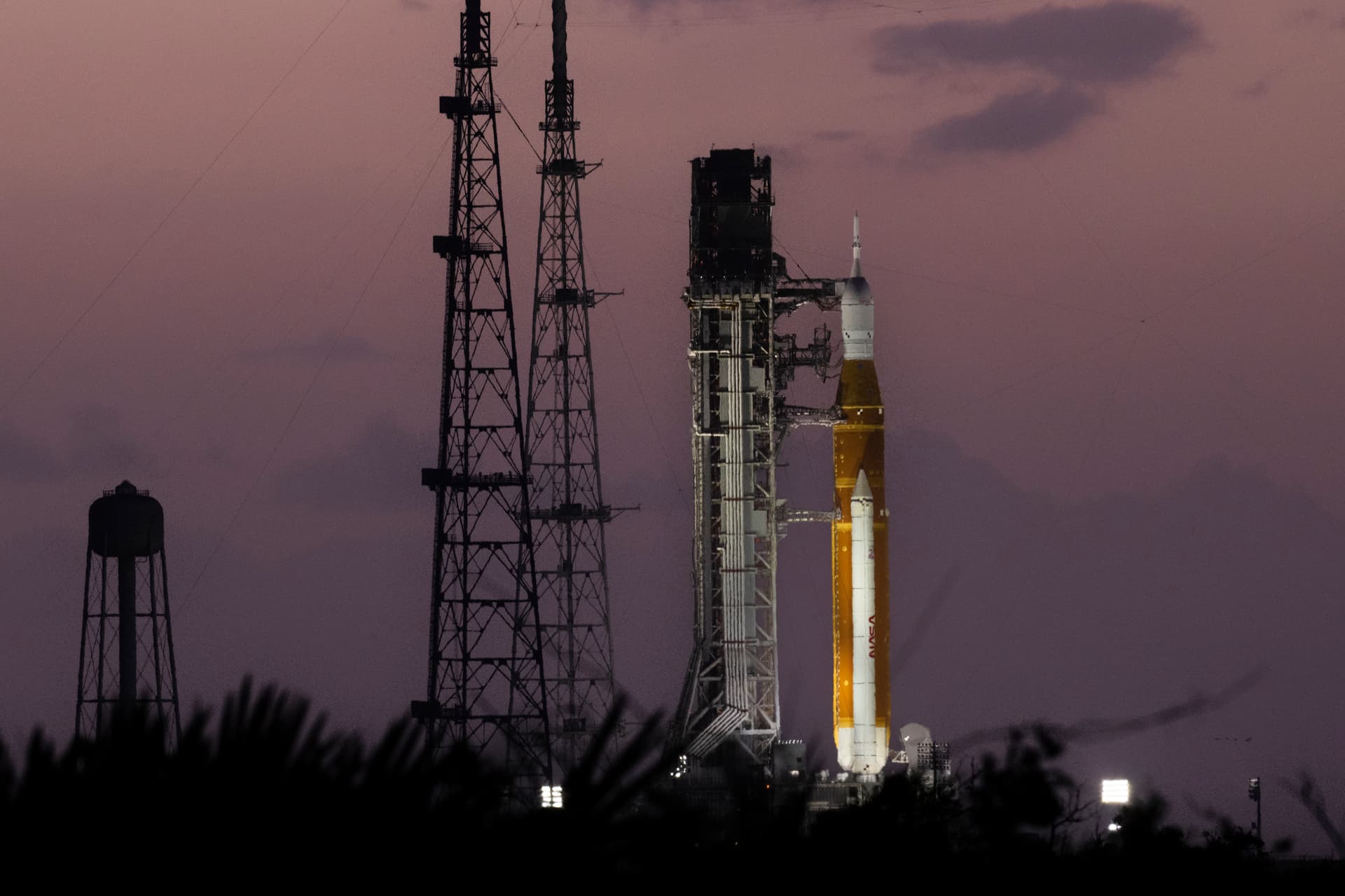 NASA plans Artemis III for 2027, tests lunar landing systems