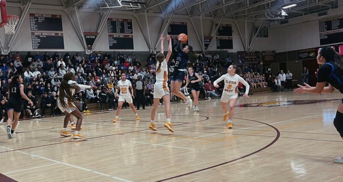 Clovis High knocks off Clovis West 54-44, threatens 20-year TRAC reign